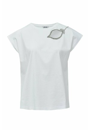Camiseta blanca de algodón con un corte relajado, presenta un acento de diseño de hoja con cadena plateada en el hombro izquierdo. Mangas cortas y escote redondo.