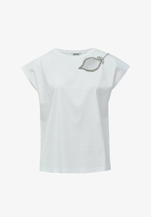Hvid bomulds t-shirt med en afslappet pasform, har et accentdesign med sølvfarvet kædeformet blad på venstre skulder. Korte ærmer og rund halsudskæring.