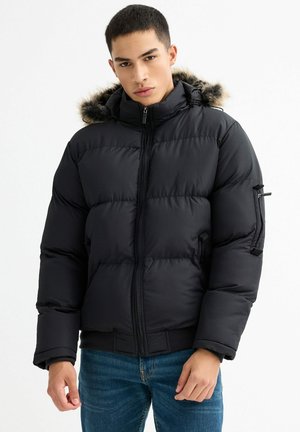 Chaqueta de plumas negra con capucha forrada de piel sintética, patrón acolchado, cremallera frontal y puños elásticos. Cuenta con bolsillos laterales y un diseño elegante.