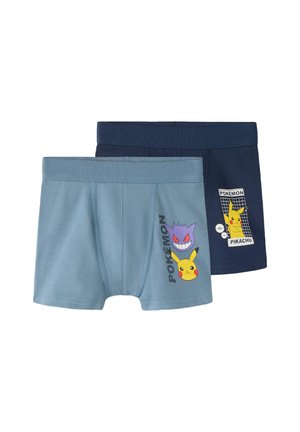 Deux paires de boxers pour garçons, un bleu clair avec les visages de Gengar et Pikachu et un bleu marine avec un motif Pikachu et Pokeball.