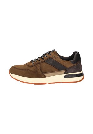 Baskets en suede marron avec des accents en cuir noir, semelle intermédiaire blanche, semelle en caoutchouc et coutures contrastées, dotées d'un design à lacets.