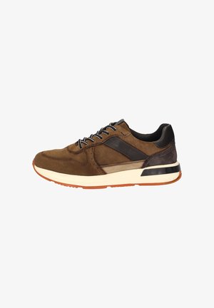 Bruine suède sneakers met zwarte leren accenten, witte tussenzool, rubbere buitenzool en contrasterende stiksels met een vetersluiting.