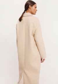 Makalu - Klasyczny płaszcz