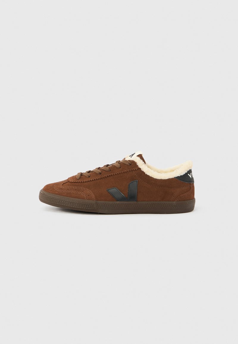 Smeđa tenisica od brušene kože s crnim logotipom "V", vezicama sprijeda, tamnosmeđim potplatom i kremasto bijelim flisnim postavom oko ovratnika.
