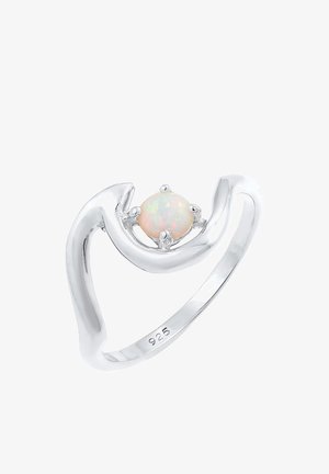 Zilveren ring met een golvend ontwerp, met een ronde opaalsteen die in vier klauwen is gezet. Gemarkeerd met "925" voor zilver. Zachte textuur.