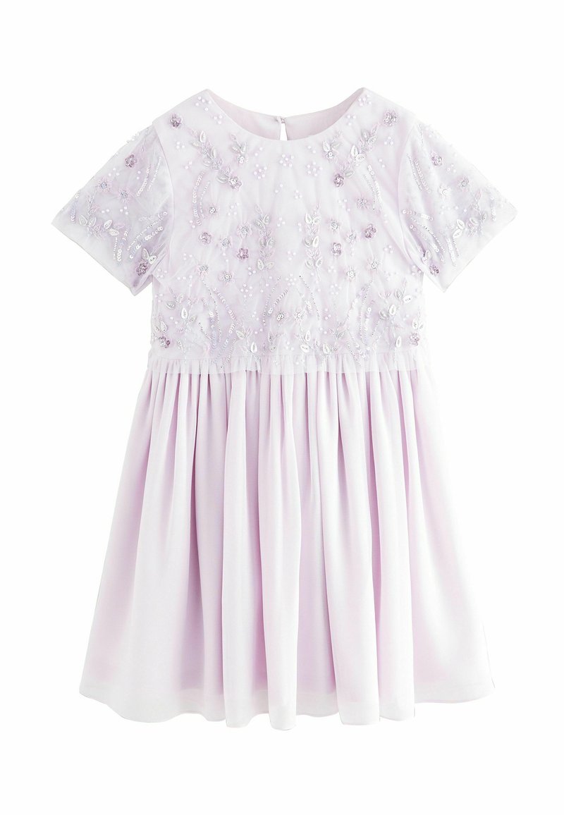Rochie lila cu mâneci scurte, design floral brodat și paiete pe bust, având o fustă pliată și închidere cu fermoar la spate.