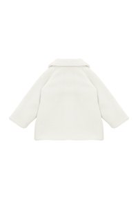 Abrigo blanco y texturizado con cuello y mangas anchas; presenta un ajuste relajado y tela lisa. Vista trasera muestra líneas limpias y detalles mínimos.