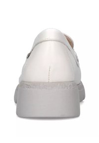 Scarpa bianca in pelle con finitura liscia, tacco arrotondato e suola in gomma grigia chiara. Presenta cuciture minime e nessun componente metallico visibile.