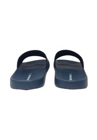 Flip-flop blu navy con una fascia larga, suole piatte e texture liscia. Presenta un logo stampato sulla soletta.