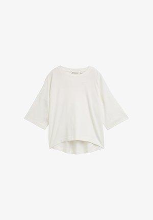 Balta per didelė trumpomis rankovėmis marškinėliai su apvaliu iškirpimu ir šiek tiek lenkta apačia, pateikti ant balto fono.