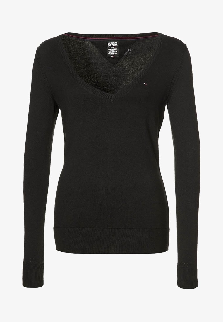 Svart v-ringad tröja i mjukt stickat material, med långa ärmar och ribbade detaljer vid ärmsluten och nederkant. Märke synligt inuti halsringningen.