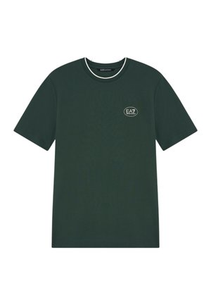 T-shirt verde scuro a maniche corte con bordo bianco sul colletto e piccolo logo bianco EA7 Emporio Armani sul petto sinistro.