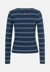 Dunkelblaues Langarmshirt mit weißen horizontalen Streifen, taillierter Schnitt, von hinten gezeigt mit einem kleinen roten runden Etikett in der Nähe des Kragens.