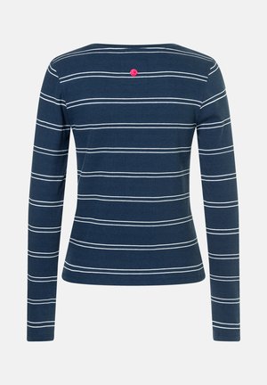 Dunkelblaues Langarmshirt mit weißen horizontalen Streifen, taillierter Schnitt, von hinten gezeigt mit einem kleinen roten runden Etikett in der Nähe des Kragens.