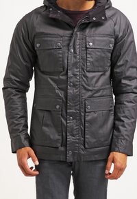 Czarna pikowana kurtka z kapturem, wyposażona w cztery przednie kieszenie, zatrzaski oraz gładką teksturę. Zaprojektowana z myślą o funkcjonalności i cieple.