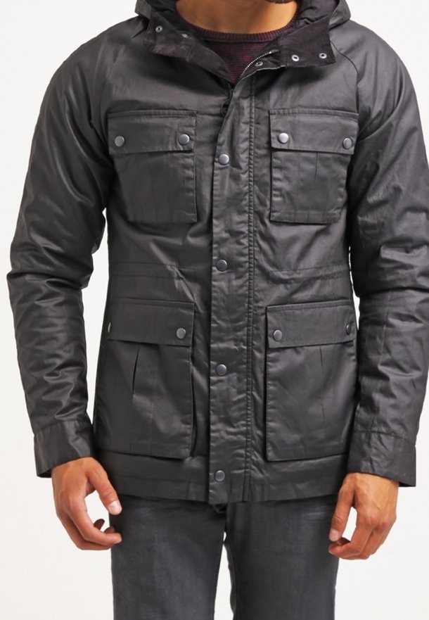 Czarna pikowana kurtka z kapturem, wyposażona w cztery przednie kieszenie, zatrzaski oraz gładką teksturę. Zaprojektowana z myślą o funkcjonalności i cieple.