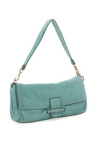 Borsa a spalla in pelle color turchese con pattina pieghevole, hardware dorato e tracolla rimovibile. Texture liscia con dettagli di cucitura a contrasto.