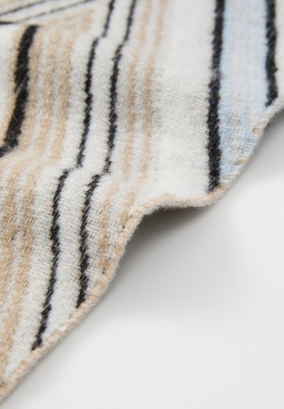 Villa kangasta, jossa on teksturoitu pinta ja vaaleanruskeita, mustia ja vaaleansinisiä vaakaraitoja, sekä pehmeä, hieman kihara reuna.