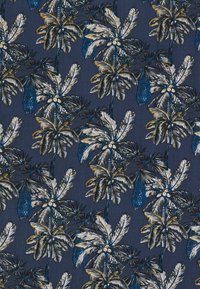 Niebieska tropikalna tkanina z detalicznymi wzorami palm, z złotymi i białymi akcentami na ciemnogranatowym tle.