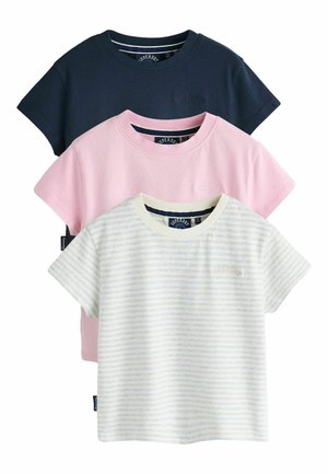 Drie opgevouwen T-shirts met korte mouwen in marineblauw, lichtroze en wit met dunne grijze strepen, verticaal gestapeld met ronde hals.