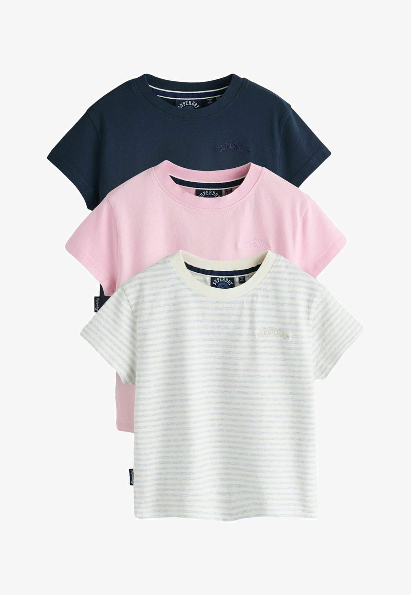 Trois t-shirts à manches courtes pliés en bleu marine, rose clair et blanc avec de fines rayures grises, empilés verticalement avec des cols ras du cou.