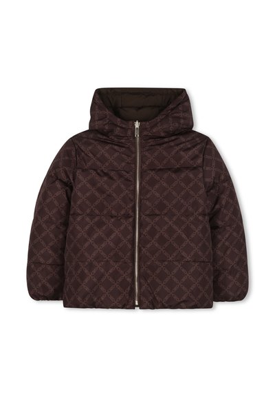 Giubbotto imbottito marrone trapuntato con cappuccio, caratterizzato da un tessuto leggermente decorato e una cerniera frontale. Texture liscia e design imbottito.