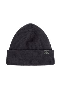 Donkergrijze gebreide beanie met een omgeslagen rand, voorzien van een klein label aan de zijkant met de tekst "Protest House of Snow." Zachte textuur.
