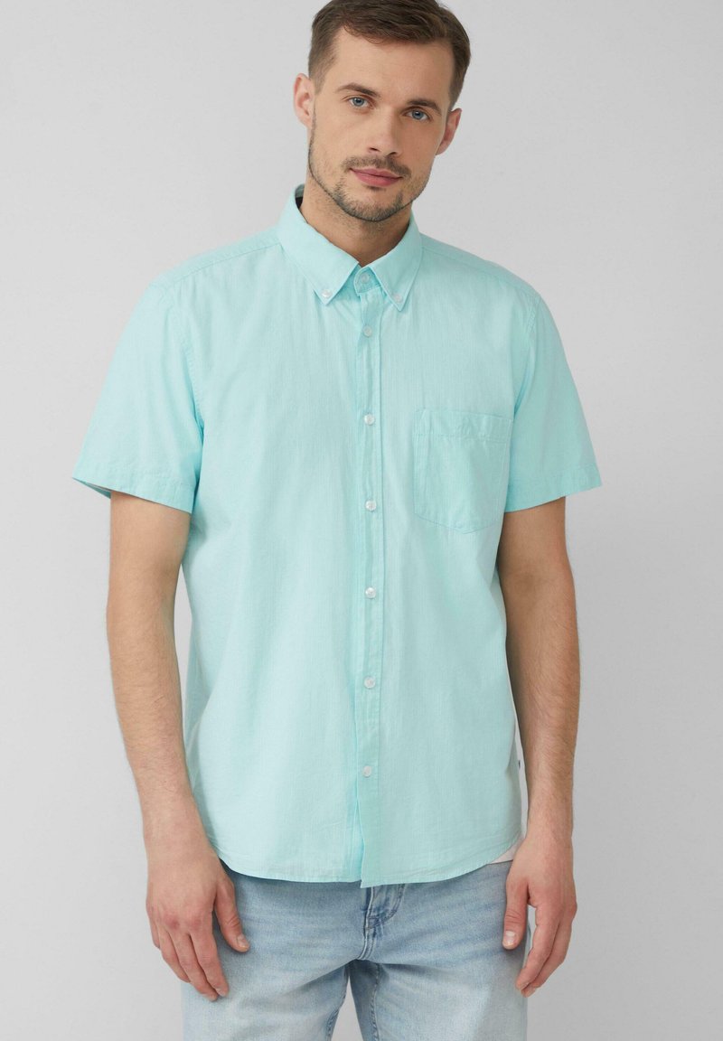 Korte mouwen, lichtteal knoopshirt gemaakt van lichte stof, met een borstzak en een klassieke kraag.
