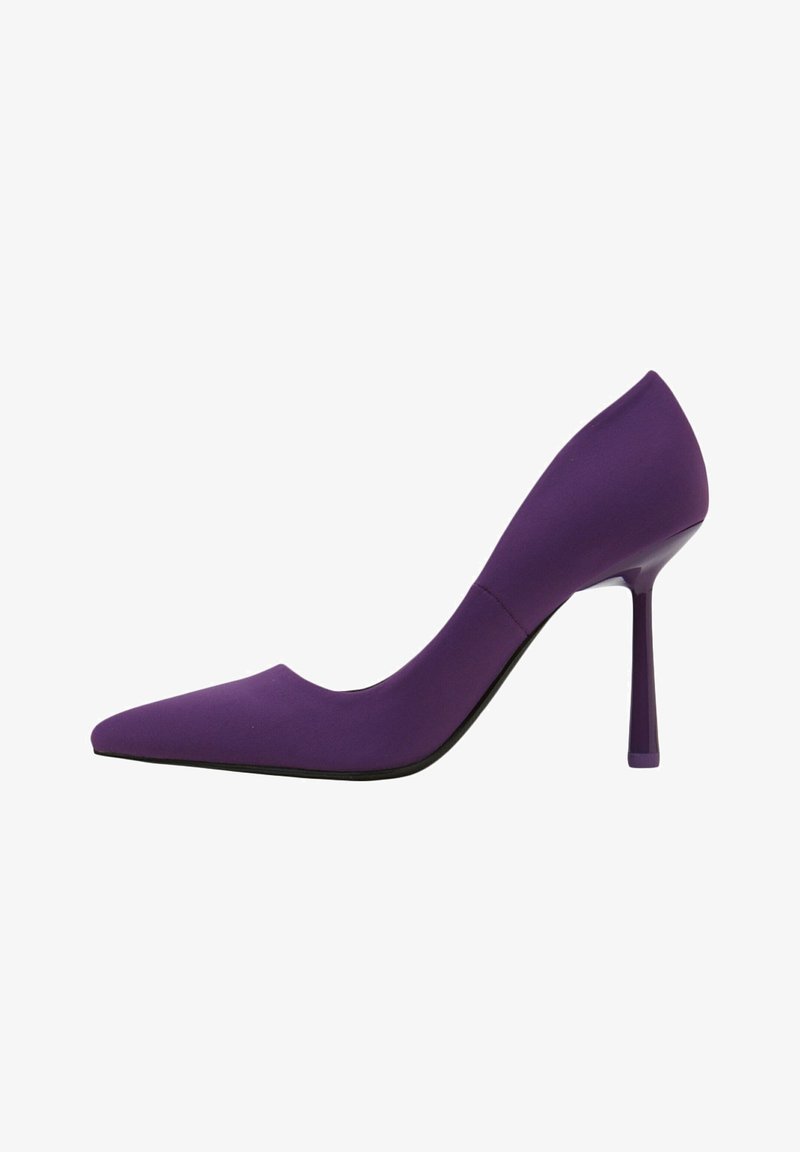 Escarpin à talon aiguilles violet avec bout pointu et finition lisse, vu de profil sur fond blanc.