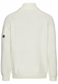 Weißer gestrickter Pullover mit hohem Kragen, gerippten Bündchen und einem Logopatch am linken Ärmel. Strukturenstoff mit etwas lockerer Passform.