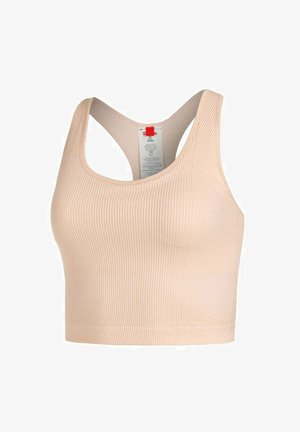 Cropped top a coste di colore rosa chiaro con spalline larghe e scollo rotondo, caratterizzato da una vestibilità supportiva e una texture liscia. Etichetta di cura visibile.