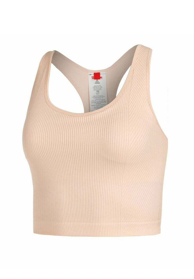 Top corto de canalé rosa claro con tirantes anchos y escote redondeado, que cuenta con un ajuste cómodo y una textura suave. Etiqueta de cuidado visible.