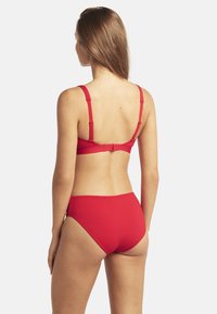 Rood bikini set met een eenvoudig ontwerp, verstelbare bandjes en een sluiting aan de achterkant. Zachte textuur met hoge taille broekjes.