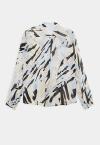 Camicia leggera a maniche lunghe con motivi astratti blu, neri e crema. Presenta un colletto standard e una piega sul retro per un maggior movimento.