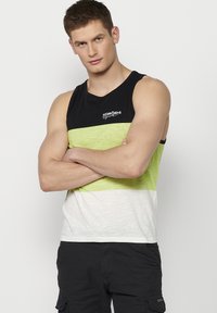 Juodos, žalios ir baltos juostelės tankų tipo marškiniai, pagaminti iš lengvos medžiagos. Yra apvalus iškirpimas ir mažas logotipas ant krūtinės.