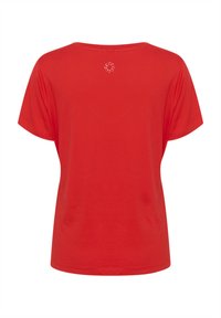 Piros pamut póló rövid ujjakkal és lekerekített nyakkal. Kicsi, fehér grafikai minta található a háton. Simának érzetű anyag.