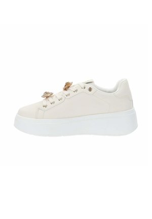 Sneaker sportive blanche avec un dessus en cuir lisse, conçu avec deux accents floraux décoratifs, doté d'une épaisse semelle blanche.