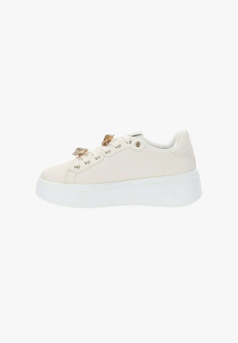 Sneaker sportive blanche avec un dessus en cuir lisse, conçu avec deux accents floraux décoratifs, doté d'une épaisse semelle blanche.