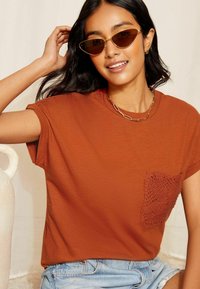 Friends Like These SHORT SLEEVE POCKET - REGULAR FIT  - Tričko s potlačou - orange