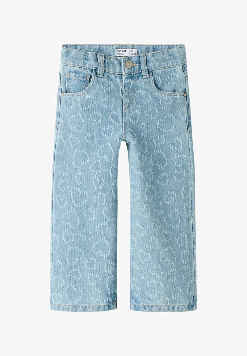 Παντελόνι για μωρά από ανοιχτό μπλε τζιν με ανάγλυφα σχέδια καρδιάς, στυλ με πέντε τσέπες, θηλιές για ζώνη και κλείσιμο με κουμπί στη μέση.