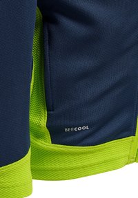 Giacca sportiva blu navy con accenti verdi testurizzati. Caratterizzata dal logo "BEECOOL", tessuti a contrasto e vista ravvicinata delle cuciture.