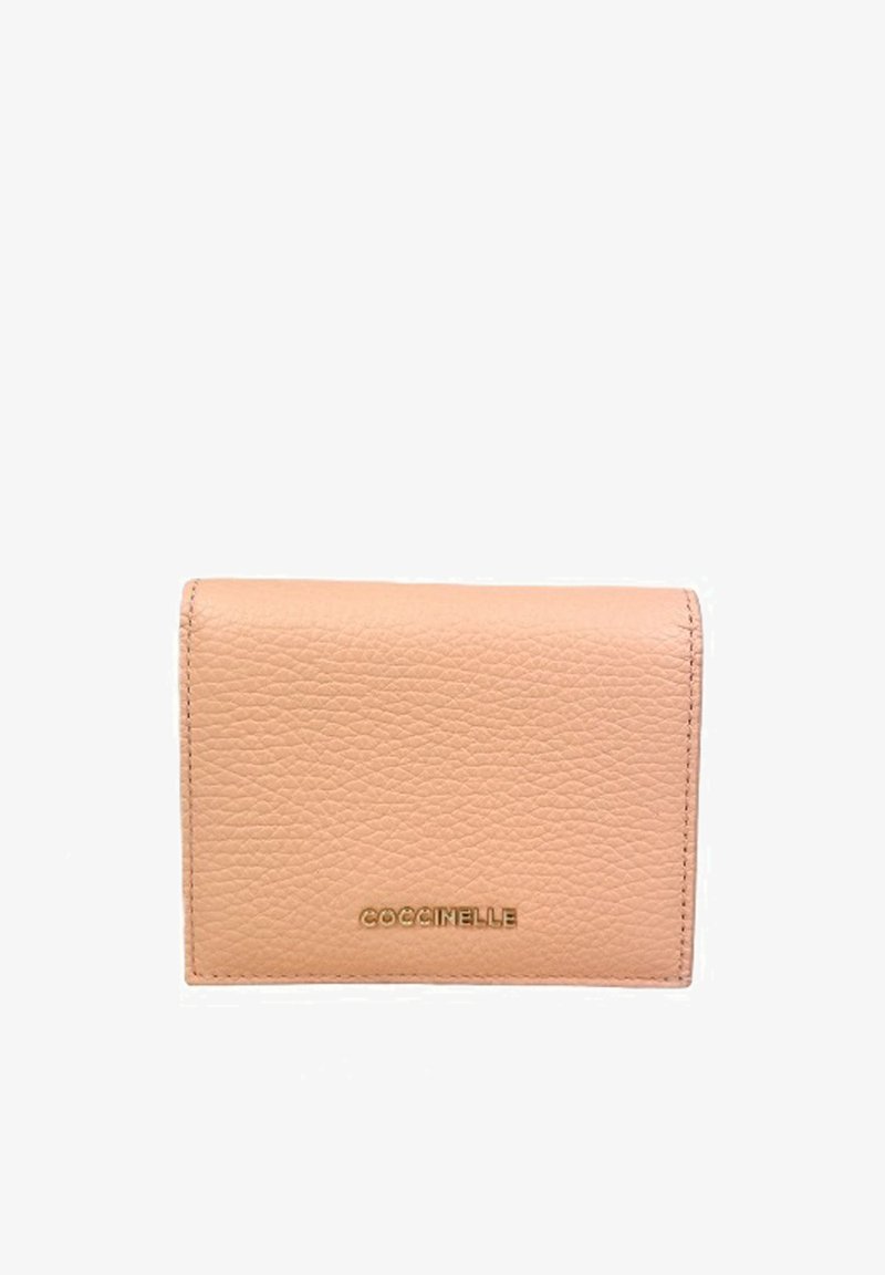 Cartera de cuero texturizado en color melocotón con un diseño de cierre plegable, que presenta un logo dorado. Simple y compacta, ideal para el almacenamiento de tarjetas y efectivo.