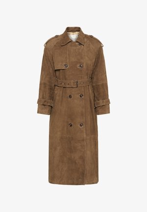 Hosszú barna velúr trench coat, dupla gombolású gombokkal, övvel a deréknál és mandzsettákkal, vállapokkal és gallérral.