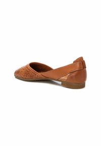 Zapato plano de cuero marrón con un diseño floral recortado en la punta, forma redondeada y un pequeño tacón cuadrado para mayor soporte.