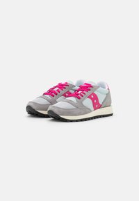 Grå og lyseblå sneakers med pink snørebånd og accenter, udstyret med en kombination af mesh og ruskindsmaterialer, samt en sort gummisål.