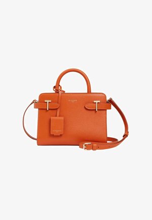 Sac à main en cuir orange avec une forme structurée, deux poignées supérieures, une bandoulière amovible et des accents de quincaillerie dorée.