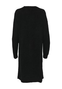Ilga rankovė, juoda megzta suknelė, laisvo silueto, su apvalia iškirpte ir šoninėmis plyšėmis. Minkšta tekstūra ir šiek tiek per didelis dizainas.