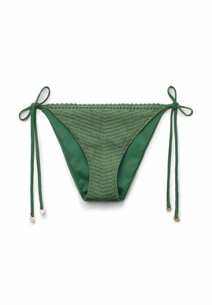 Bas de bikini vert avec un devant en tricot texturé et un dos en satin lisse. Il dispose de liens ajustables sur les côtés et d'une bordure festonnée le long du haut.