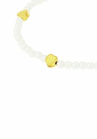 Collar de perlas con cuentas blancas brillantes, acentuado por dos componentes en forma de corazón dorados con un acabado suave.