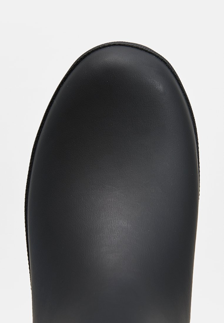 Schwarzer wasserdichter Stiefel mit glatter Oberfläche und runder Spitze. Minimalistisches Design in einfarbig ohne sichtbare Hardware oder Akzente.